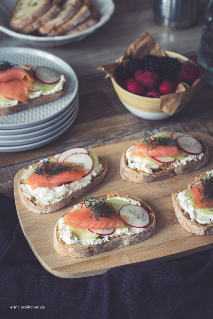 Leckere Crostini mit Ziegenfrsichkäse und Lachs und Gurke
