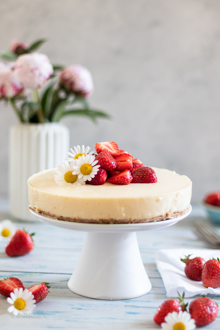 Leckerer Kuchen mit Frischkäse und Erdbeeren