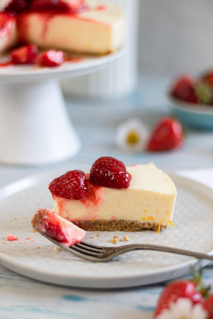 Frischkäse Kuchen mit Erdbeersauce