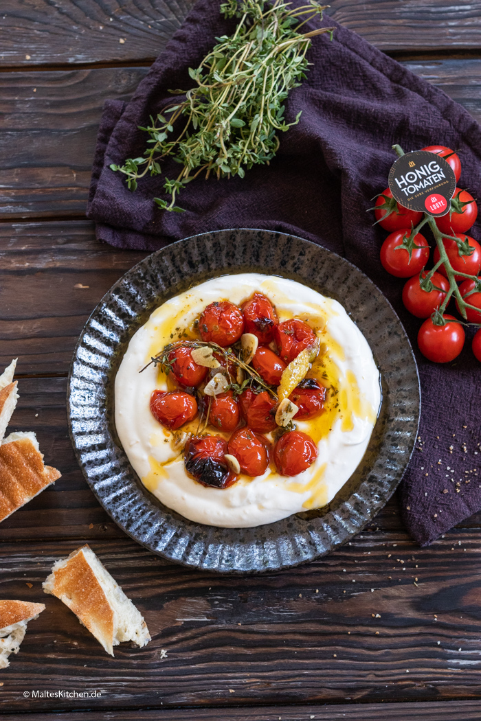 Im Ofen geröstete Honigtomaten mit Joghurt und Fladenbrot