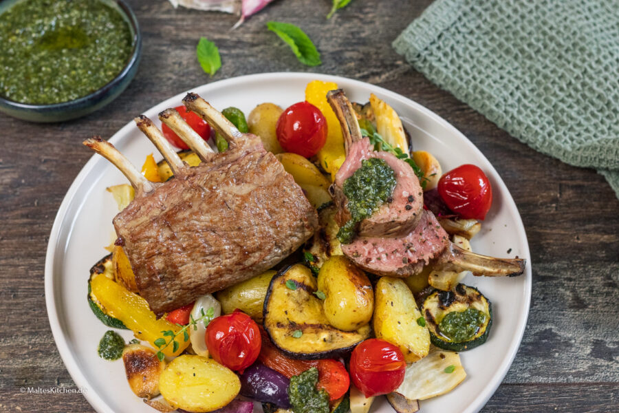 Rezept für ein Lammkarree mit Minzpesto und gegrilltem Gemüse