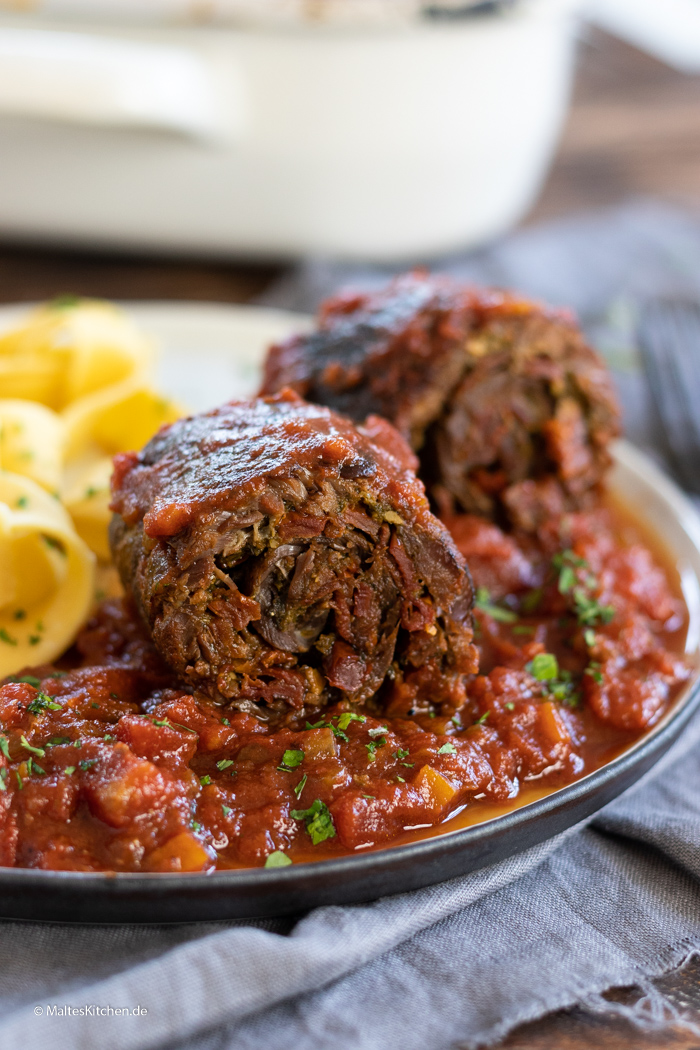 Butterzarte Rinderrouladen mit mediterraner Füllung
