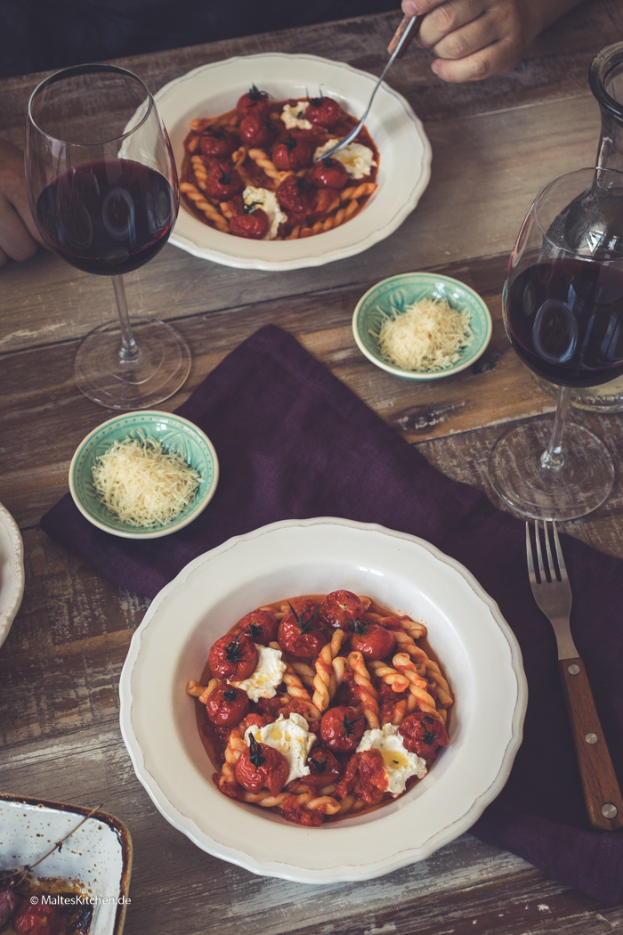 Schnelle Pasta mit Tomatensauce und Ziegenfrischkäse mit roten Zwiebel und Thymian