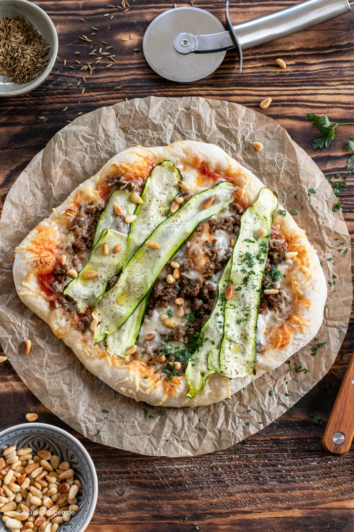 Leckere Pizza mit dem Teig aus der Bosch OptiMUM