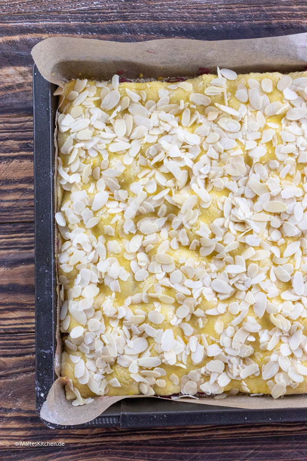 Der Kirschkuchen bekommt Mandelblättchen als Decke