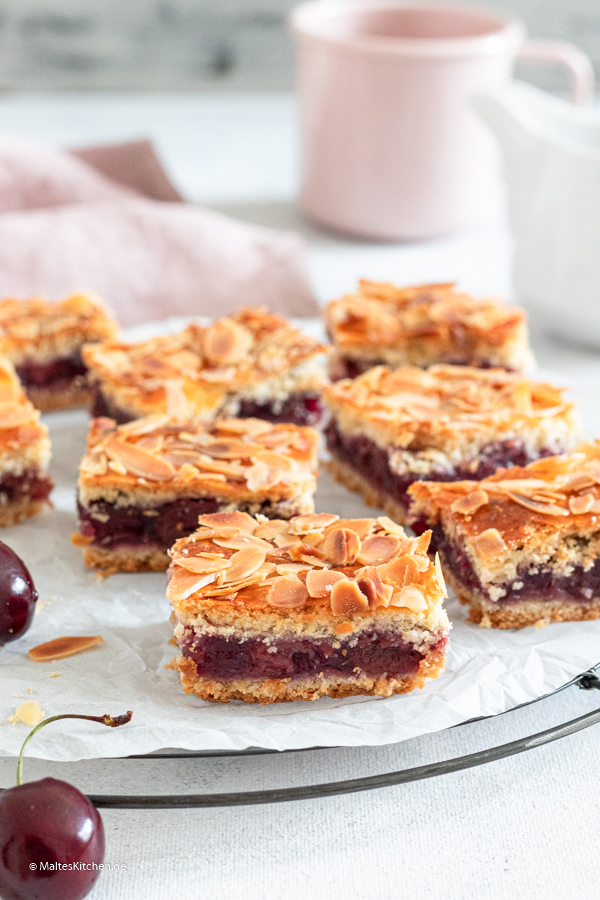 Saftiger Blechkuchen mit Kirschen