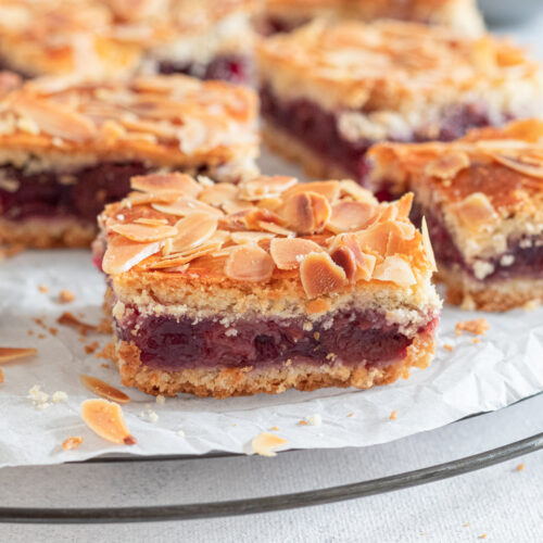 Rezept für einen Blechkuchen mit Kirschen und Mandeln