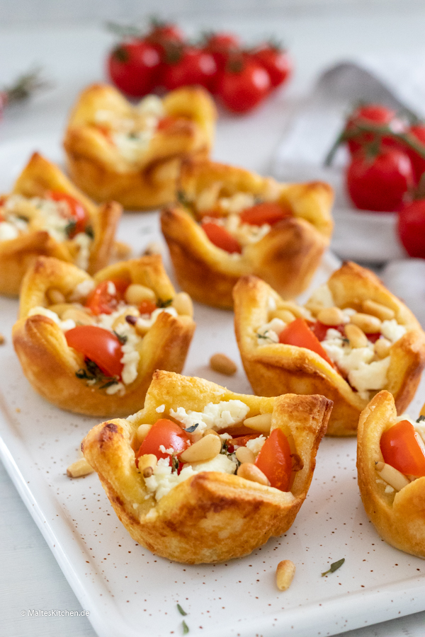 Herzhaft gefüllte Körbchen aus Pizzaschneckenteig