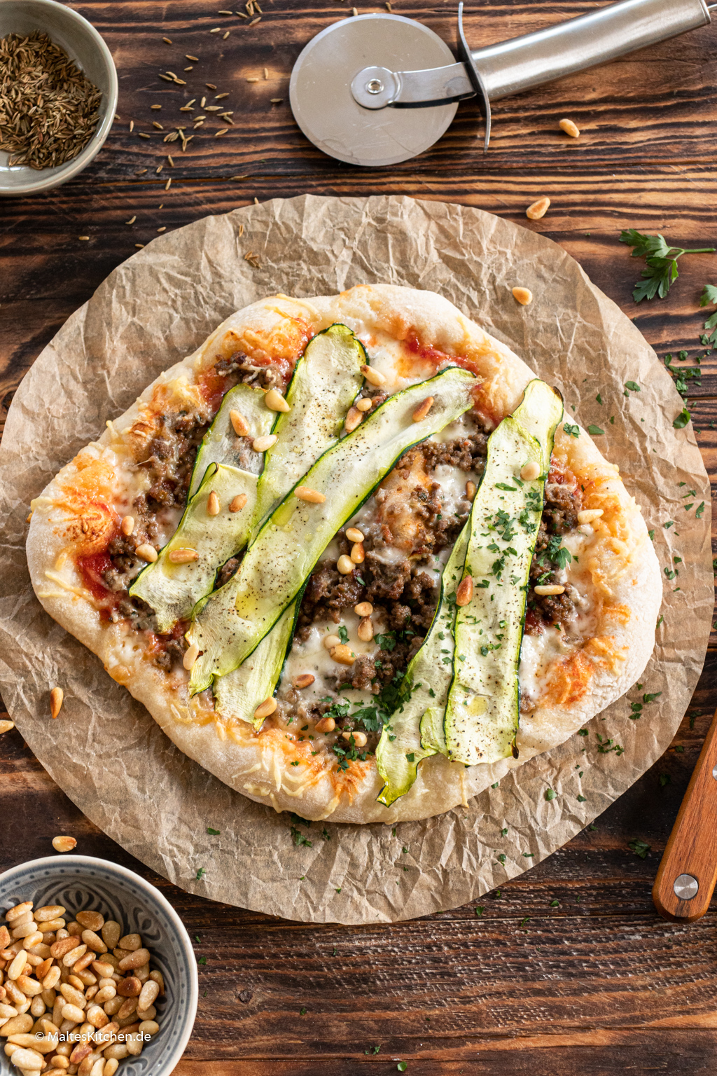 Pizza Oriental mit Hackfleisch und Zucchini