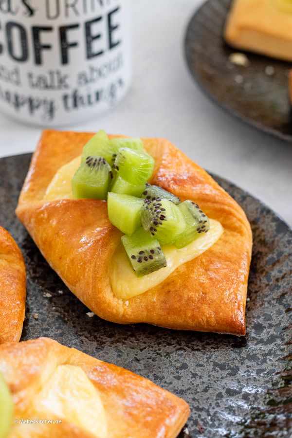 Leckere Puddingteilchen mit Kiwiw