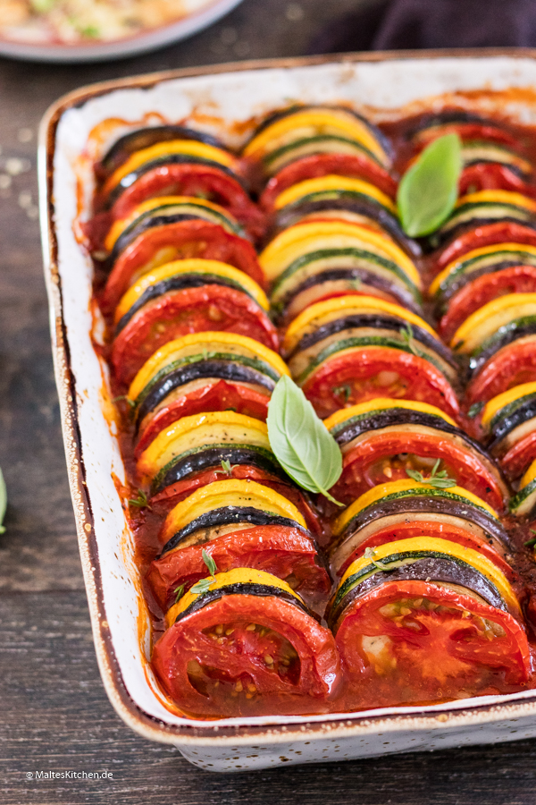 Leckeres Ratatouille mit Zuchhini, Tomaten auf Auberginen