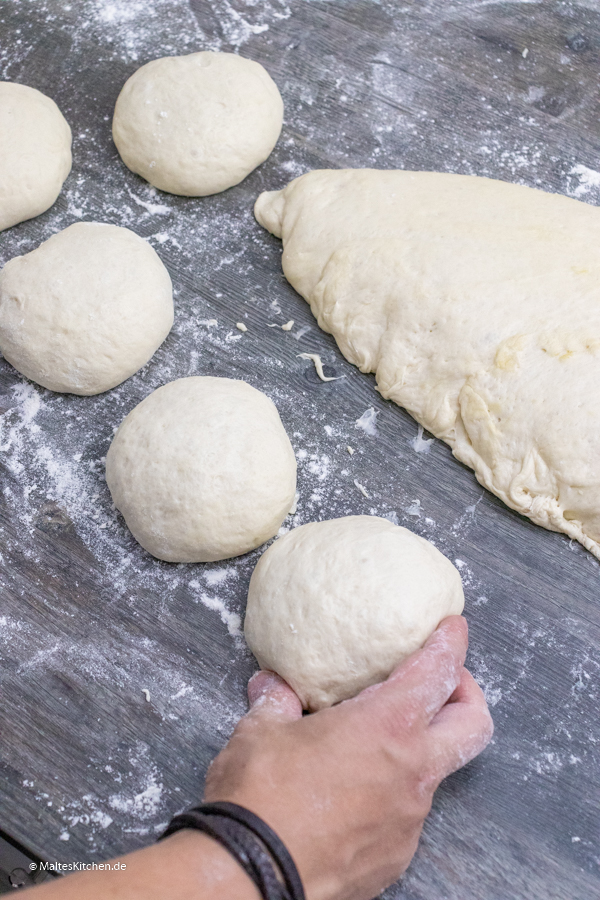 Der Pizzateig wird zu Kugeln geformt