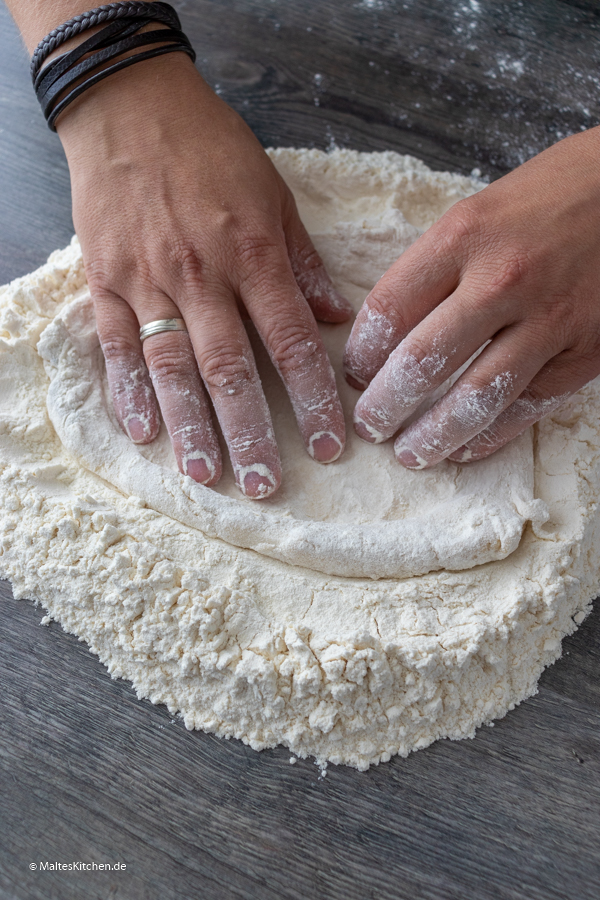 Der Pizzarand wird geformt