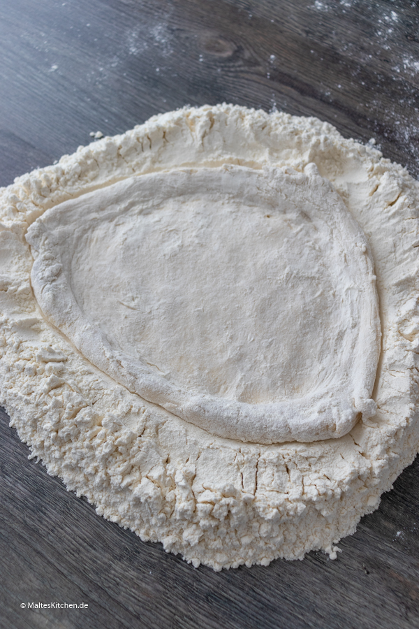 Der Pizzateig fertig geformt