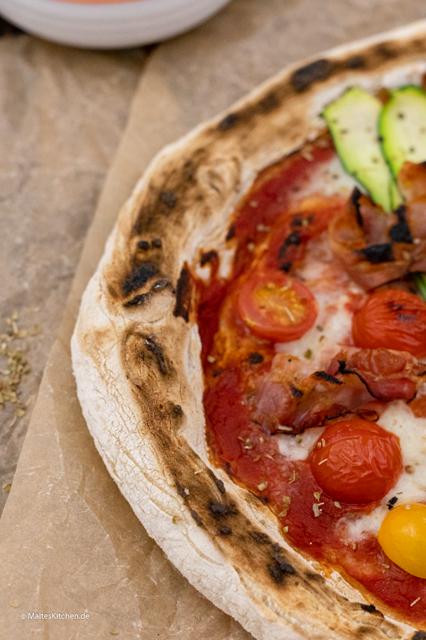 Pizza Neapolitana mit knusprigem Rand