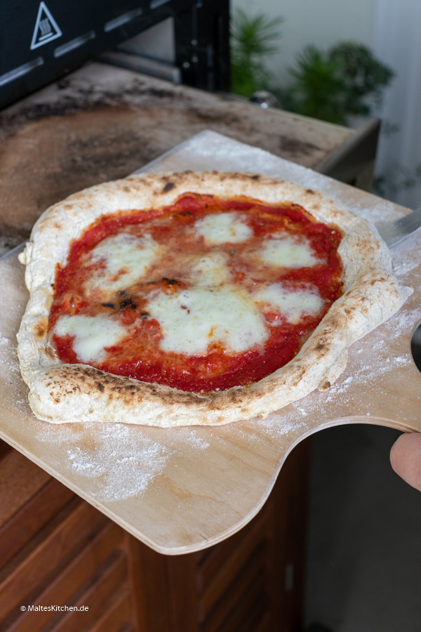 Pizza vom Pizzastein