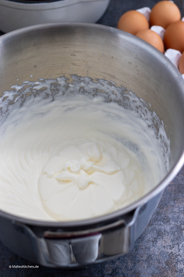 Die Creme wird mit viel Sahne zubereitet