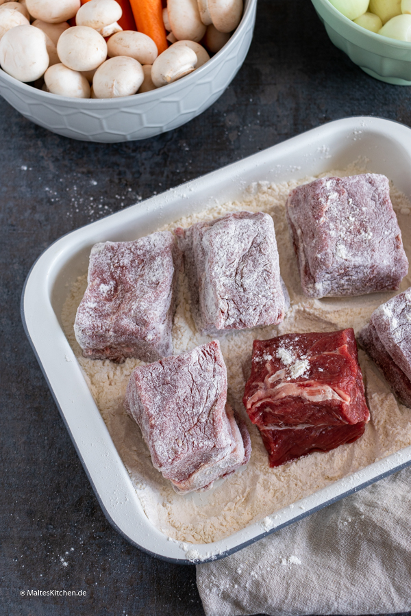 Das Fleisch wird mehliert