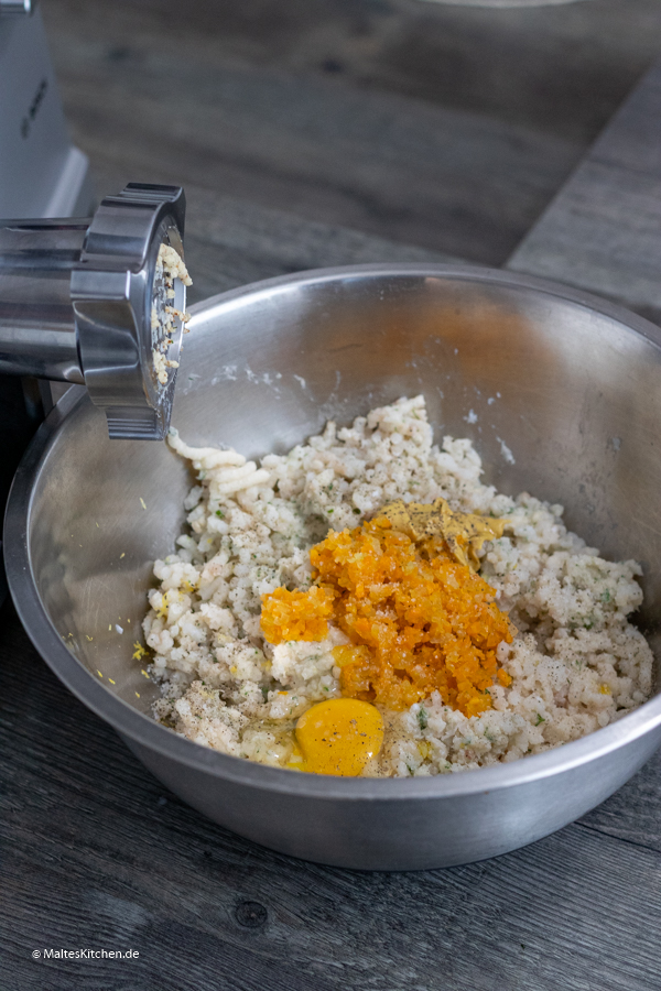 Fischfrikadellen in the making