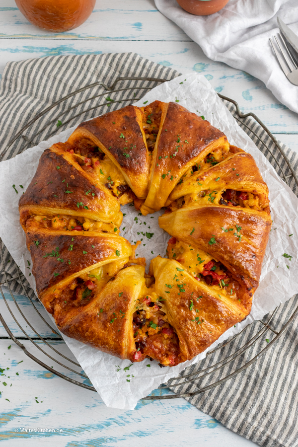 Herzhafter Kranz aus dem Knack&Back™ Teig für Pizzaschnecken