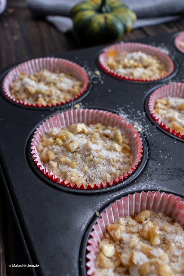 Für die Kruste die Zucker-Nuss-Mischung vor dem Backen aufstreuen