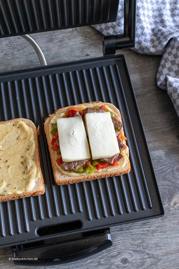 Der Toast auf dem Kontaktgrill
