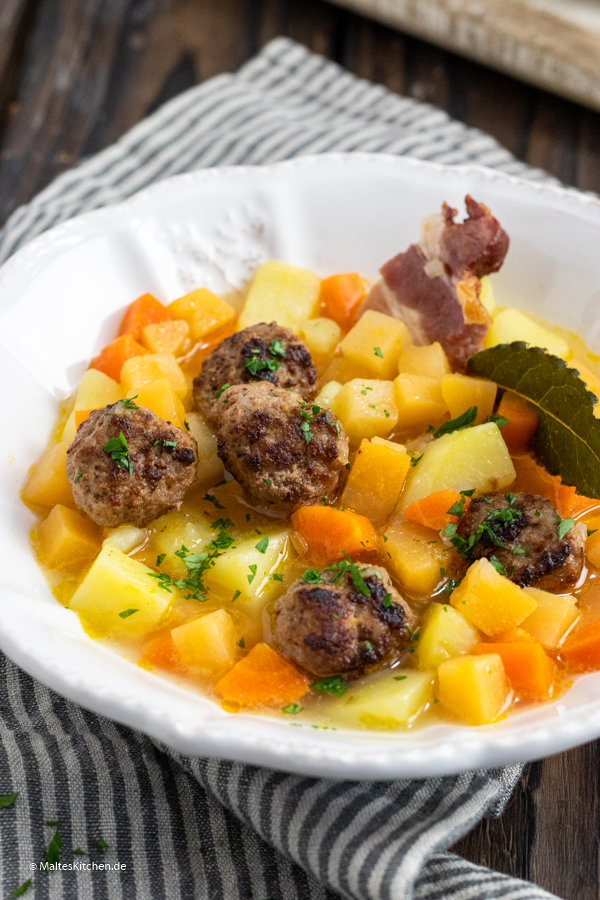 Steckrübeneintopf mit Kartoffeln und Möhren.