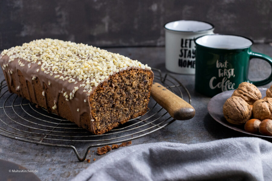 Rezept für einen Tiroler Nusskuchen mit Schokoraspeln