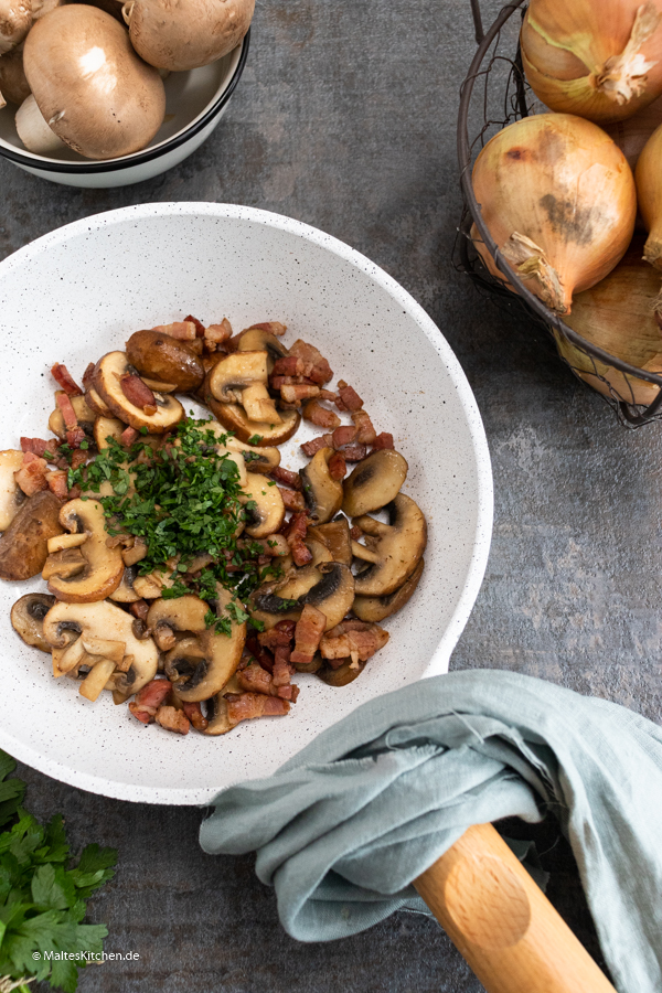 Speck, Zwiebeln und Champignons