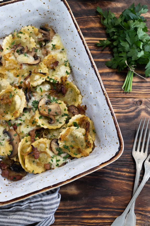 Deftiger Pasta Auflauf mit Käse, Zwiebeln und Speck