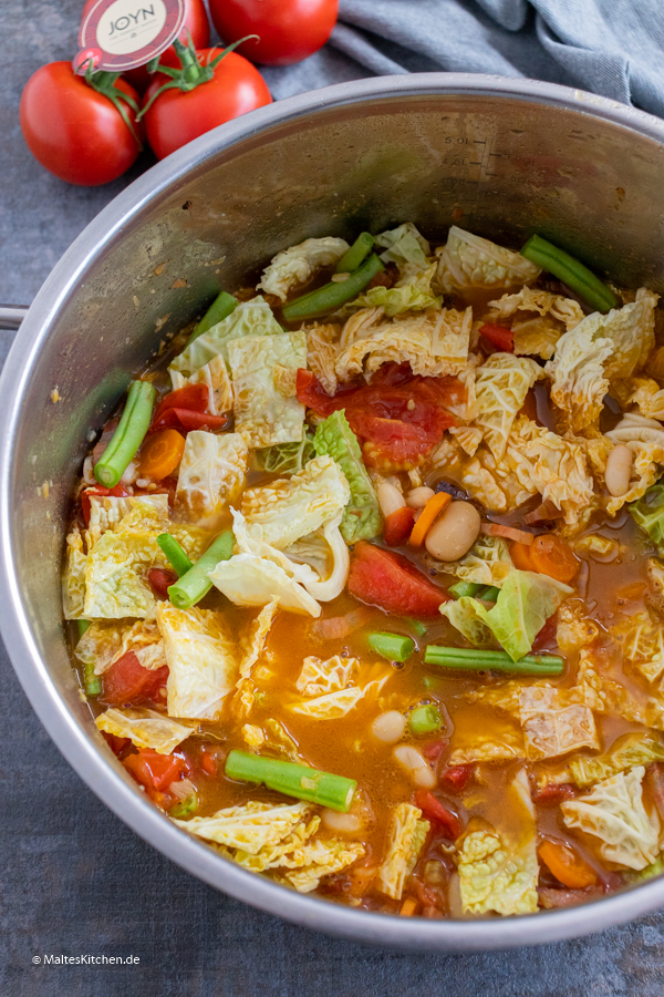 Gemüseeintopf mit Wirsing und Tomaten