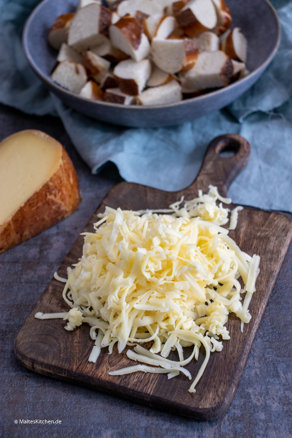 Geriebener Käse für die Zwiebelsuppe