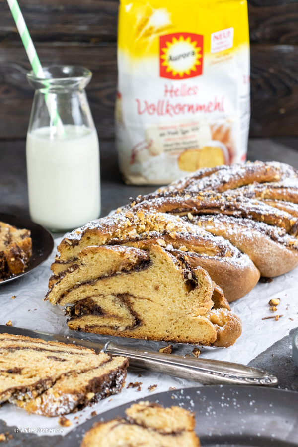 Hefezopf mit Schokolade und Nüssen