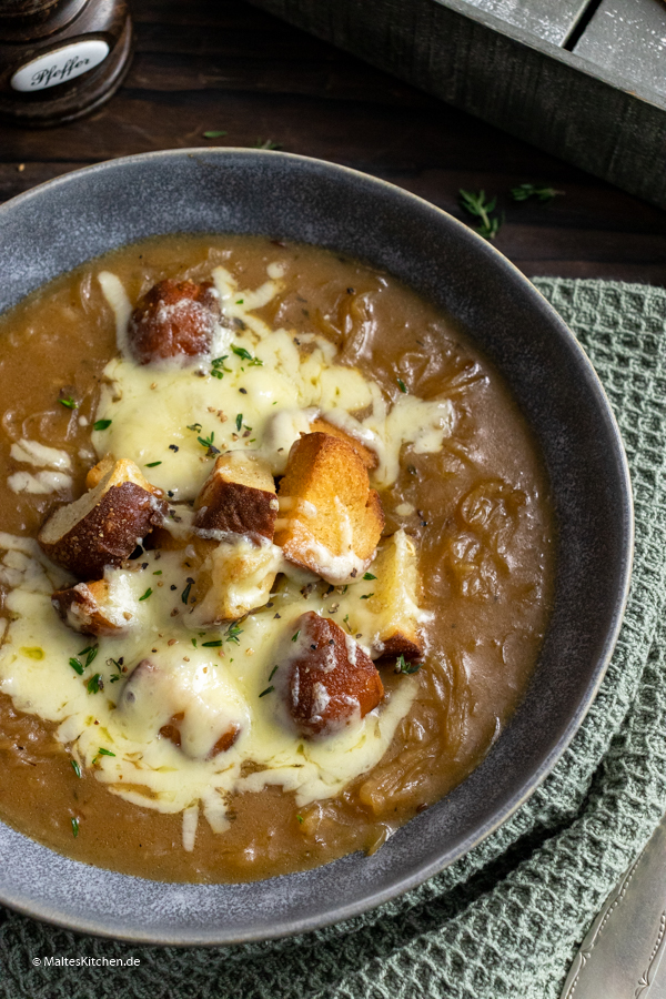 Super leckere Zwiebelsuppe mit Bier und Käse