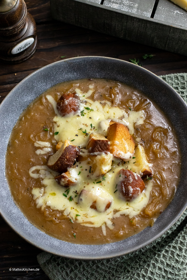 Deftig und lecker - Zwiebelsuppe mit Käse