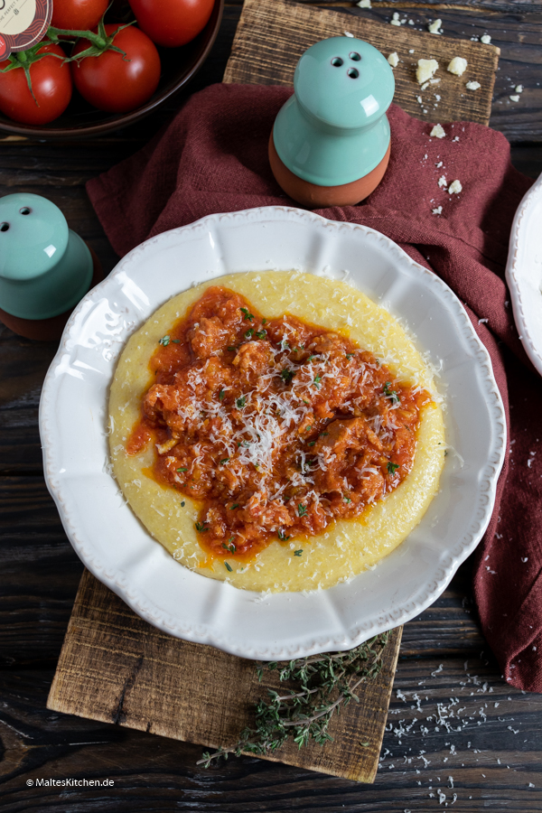 Italienischen Ragout mit Salsiccia und cremiger Polenta