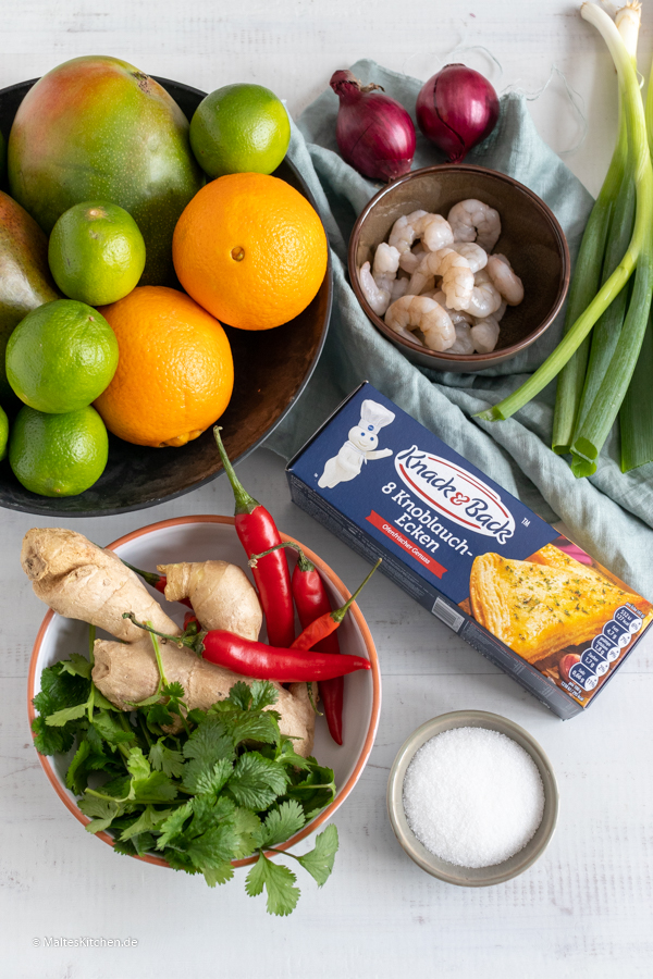 Die Zutaten für die Knoblauch-Ecken mit Garnelen und Mango-Salsa
