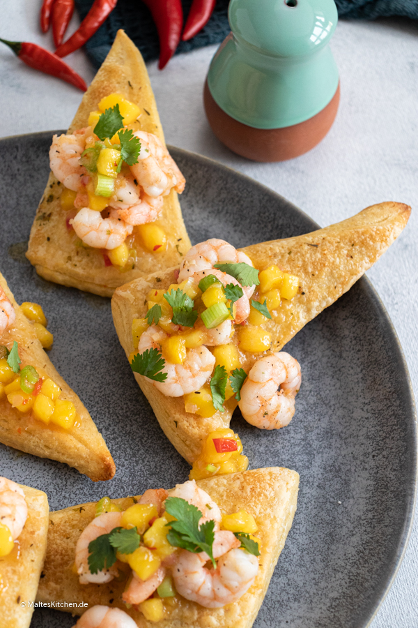 Knoblauch-Ecken mit Mango-Chutney