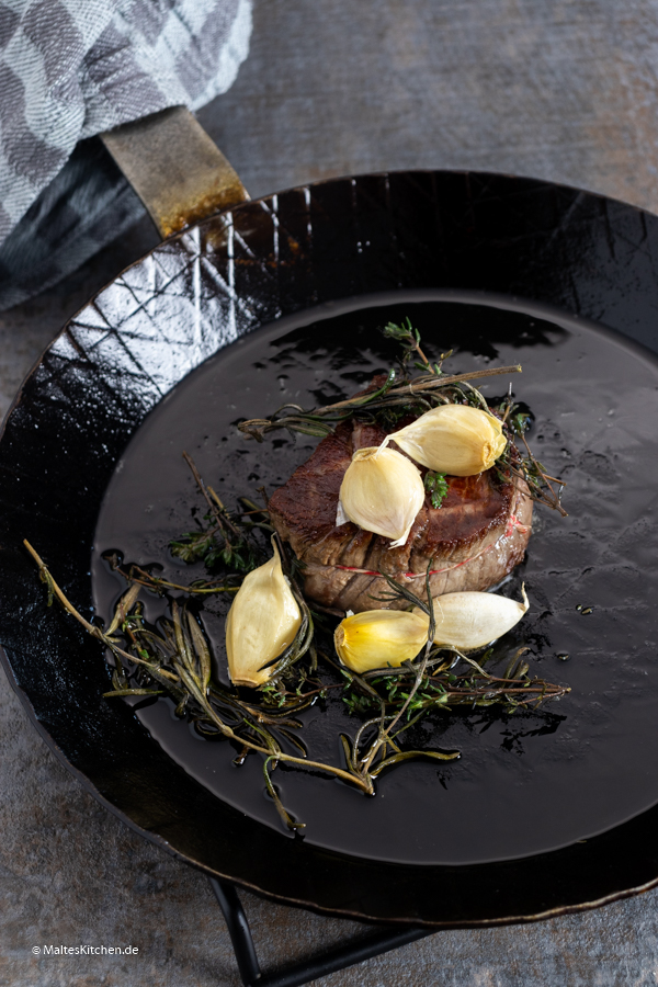 Das Steak wird scharf angebraten, um schöne Röststoffe zu erreichen