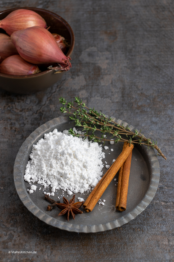Zutaten der Rotwein-Schalotten-Sauce