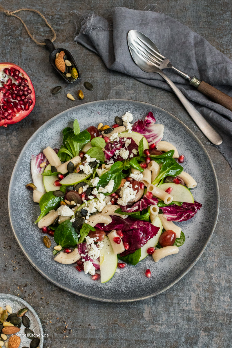 Winterlicher Nudelsalat mit Äpfeln und Nüssen