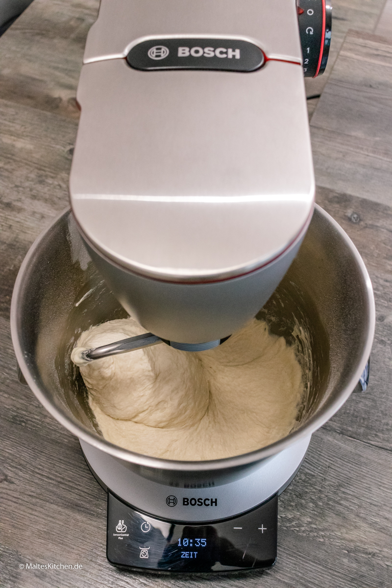 Der Brötchenteig wird gute 15 Minuten in der OptiMUM geknetet