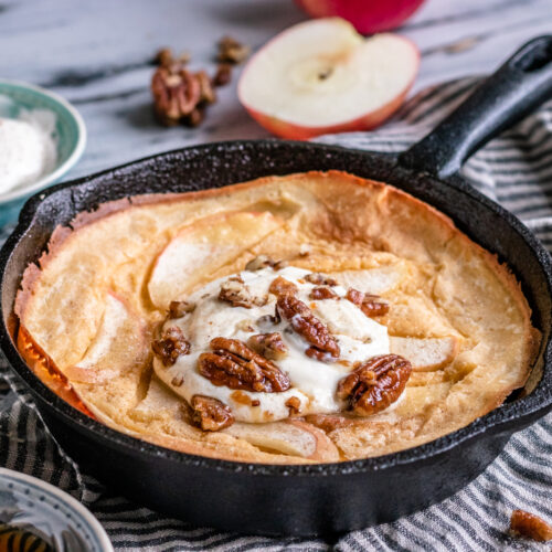 Rezept Dutch Baby mit Äpfeln, Pecannüssen und Creme Fraiche