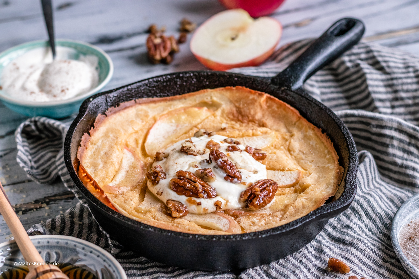 Rezept Dutch Baby mit Äpfeln, Pecannüssen und Creme Fraiche