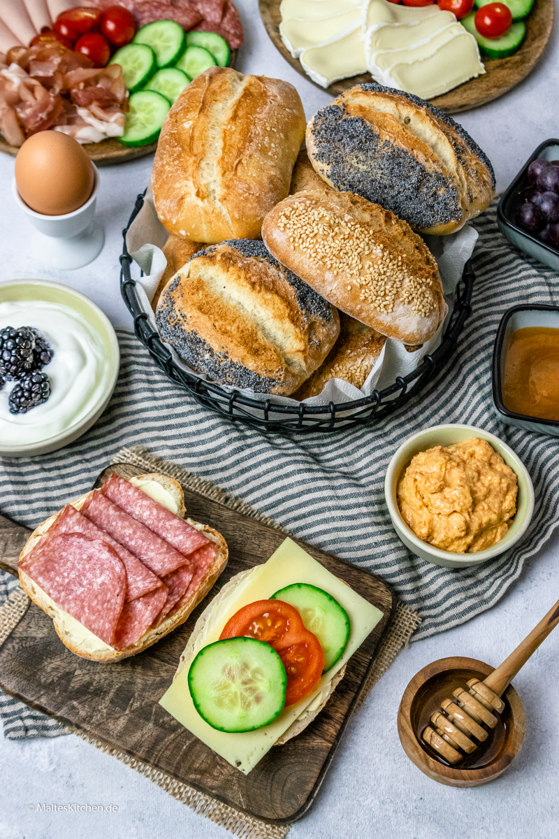 Selbstgebackenen Weizenbrötchen mit Hefe