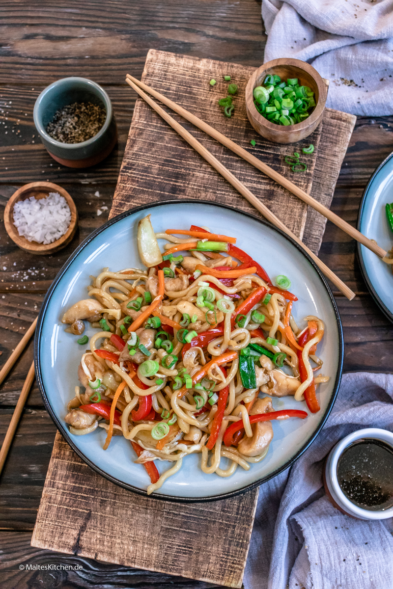 Yaki Udon Nudeln mit Hähnchen und Gemüse