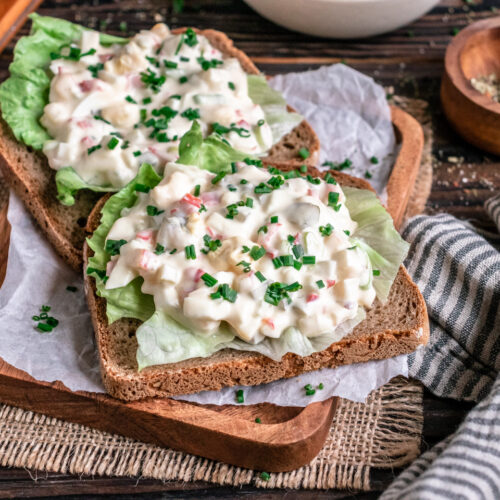 Rezept für einen cremigen Eiersalat mit Mayo, Spitzpaprika und Frühlingszwiebeln
