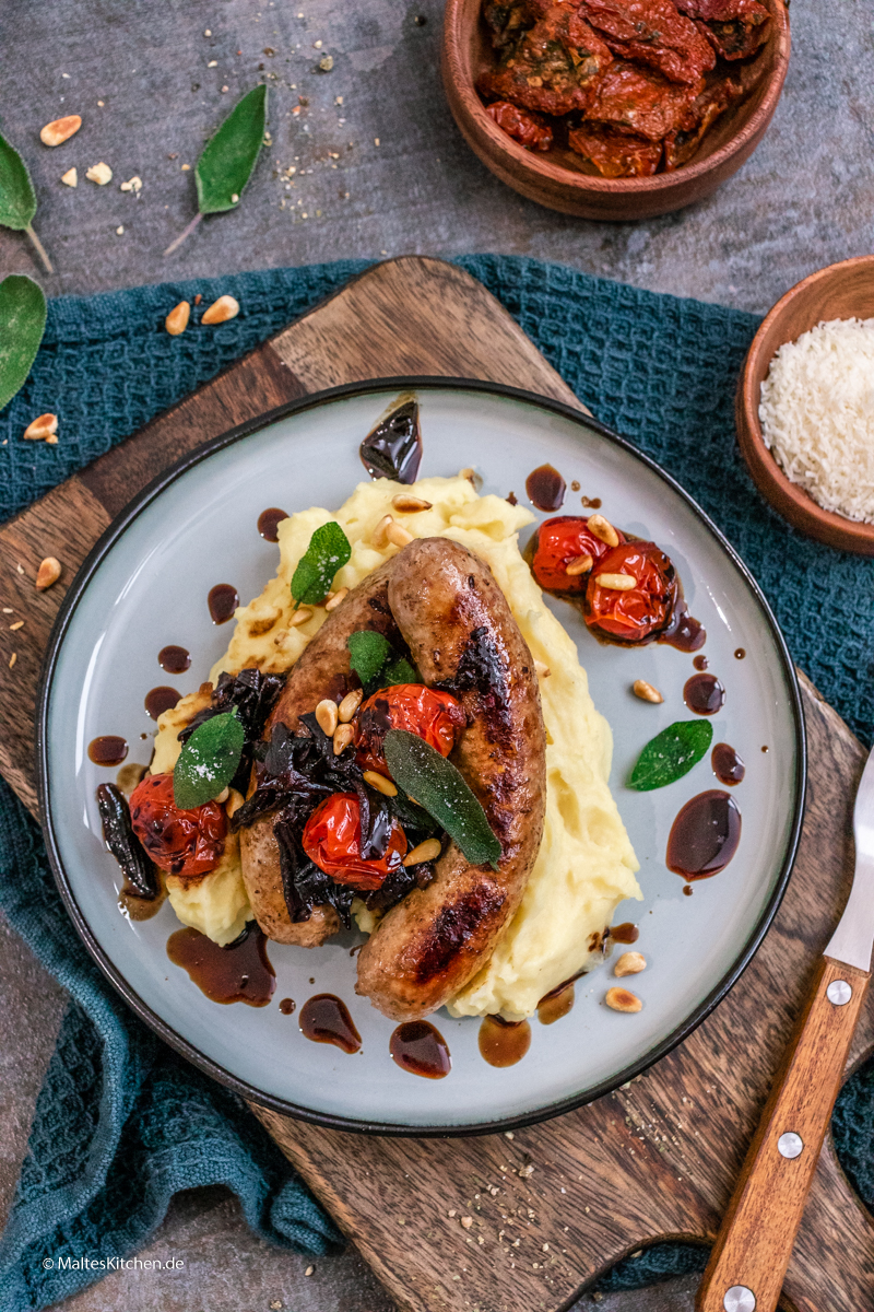 Italienische Wurst mit Kartoffelbrei und Balsamico-Zwiebeln