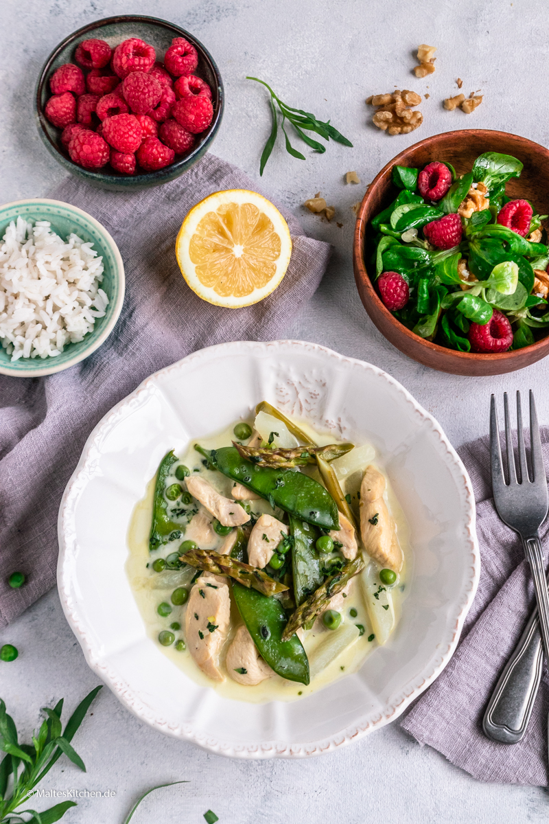 Leichtes Hühnerfrikassee mit Gemüse und Salat