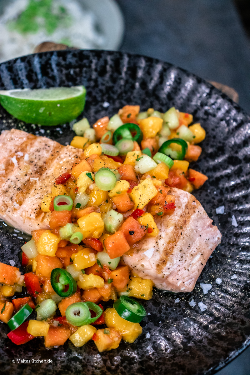 Saftig gegrillter Lachs mit Papaya-Mango-Salsa
